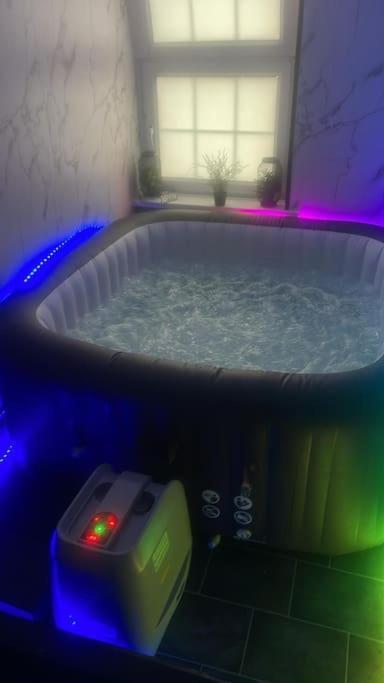 *Luxury 9Ine Lush Jacuzzi Apartment & Balcony* Бирмингам Екстериор снимка